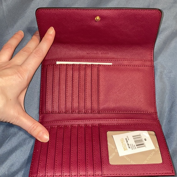 Michael Kors large trifold wallet - Picture 2 of 6